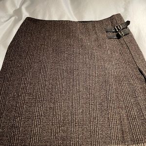 Women’s brown and beige tweed skirt